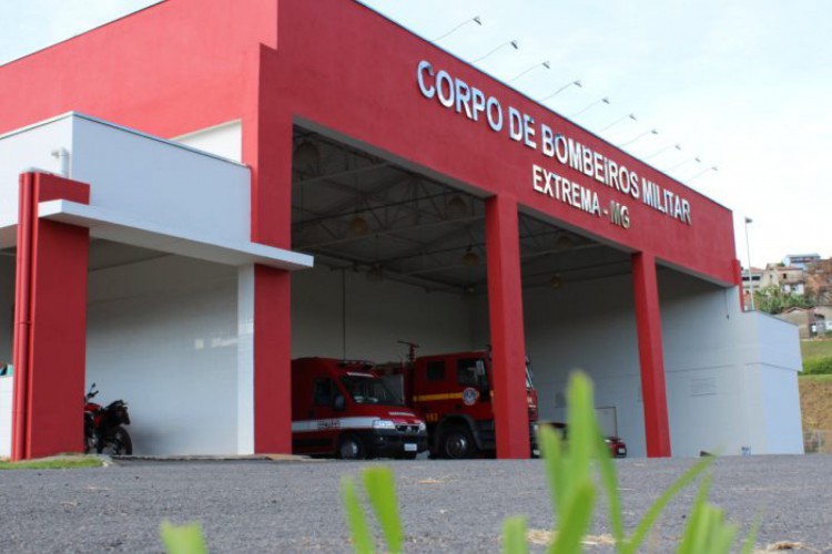 Corpo de Bombeiros de Minas Gerais controlou incêndio em um apartamento após jovem esquecer vela acesa em cima da cama