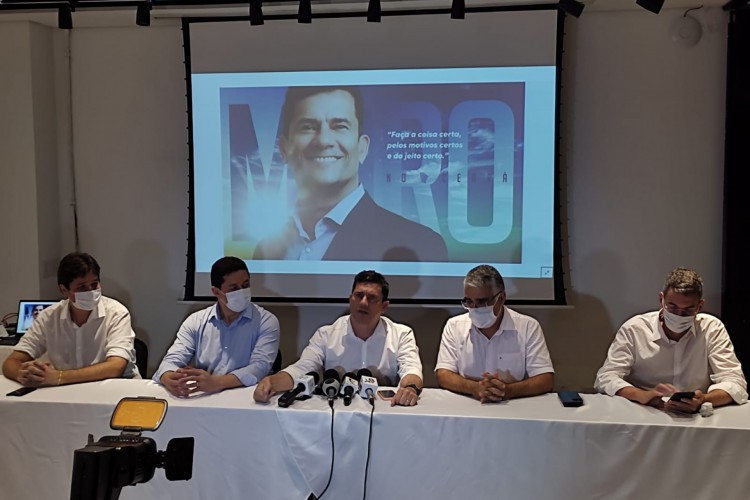 Sergio Moro em entrevista coletiva, ao lado de Glêdson e Eduardo Girão