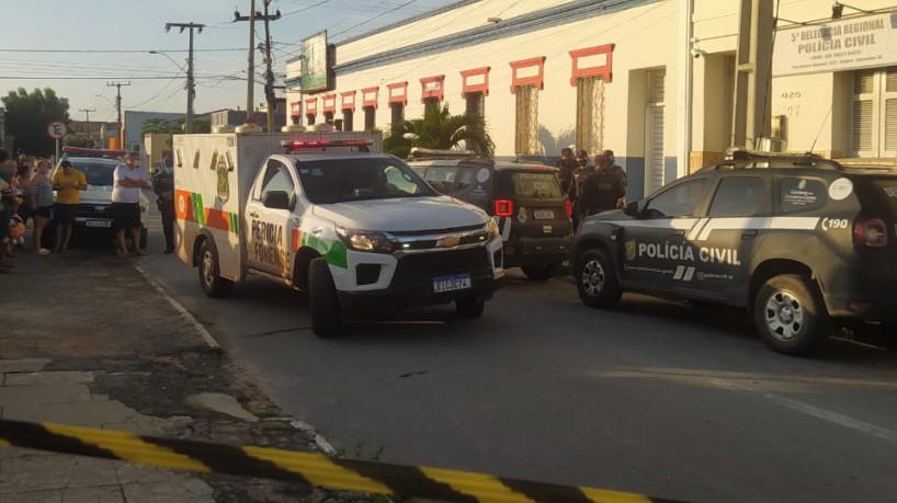 ￼CARROS da PCCE e da Pefoce em frente à delegacia(foto: Reprodução)