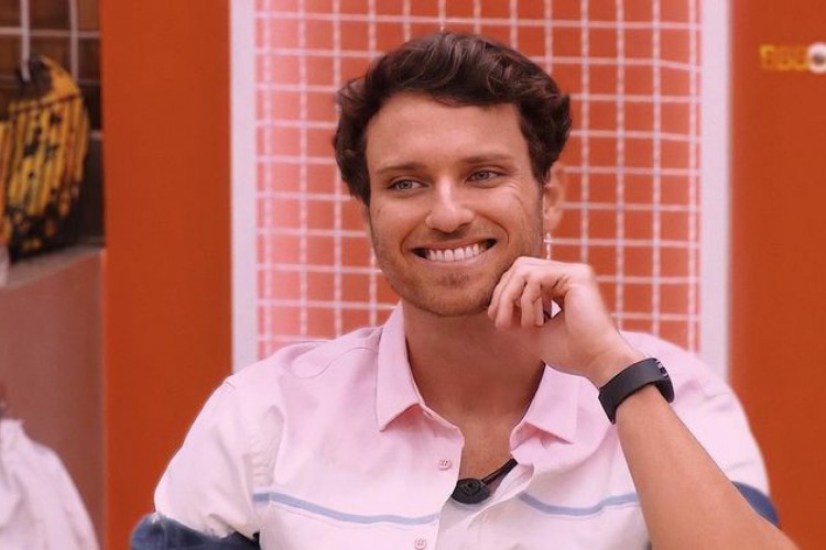 O participante do BBB 22 Lucas foi criticado por comer demais e acabar com a comida do grupo VIP 