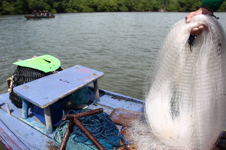 FORTALEZA,CE, BRASIL, 08.02.2022: Fiscalização em rios durante a piracema orienta pescadores sobre a ilegalidade da pesca.