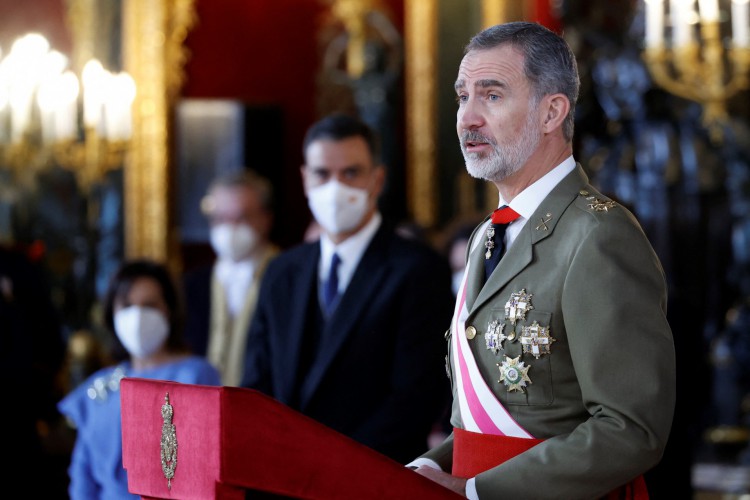 Rei da Espanha Felipe VI (R) faz um discurso como parte da cerimônia 'Pascua Militar' durante o desfile militar de Ano Novo e celebrações no Palácio Real de Madri.