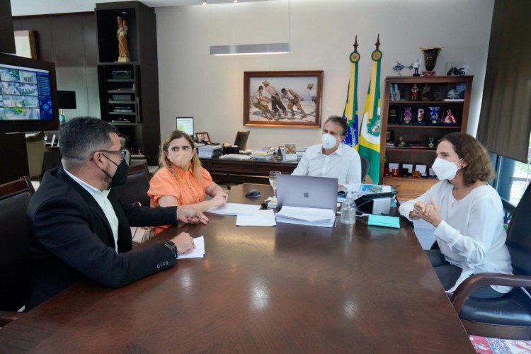 ￼CAMILO fez anúncio após reunião com a vice, Izolda Cela, a secretária Eliana Estrela e o presidente do Sindicato Apeoc, Anízio Melo