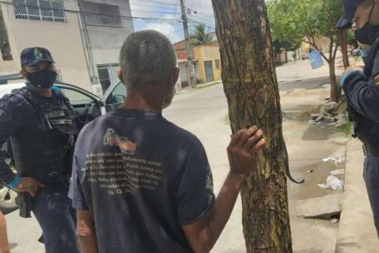 Homem que estava perdido há quatro dias é encontrado por policiais militares, que o levam de volta para casa 