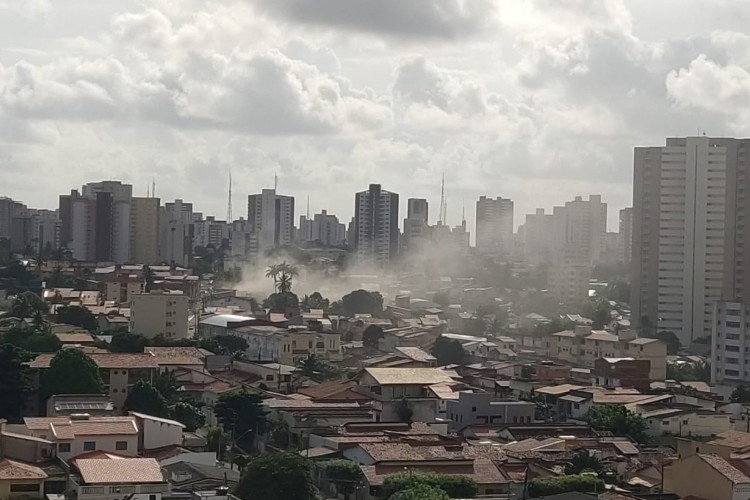 Fumaça é registrada por moradores do bairro Joaquim Távora, em Fortaleza