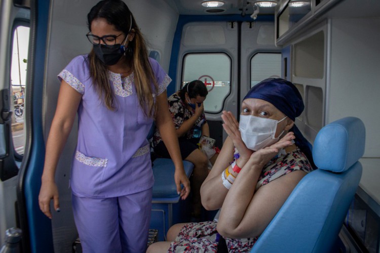 Izabel Loiola com família e amigos se reúnem para levar mulher à praia. Izabel realiza tratamento contra a leucemia desde dezembro de 2021, no Hospital Universitário Walter Cantídio