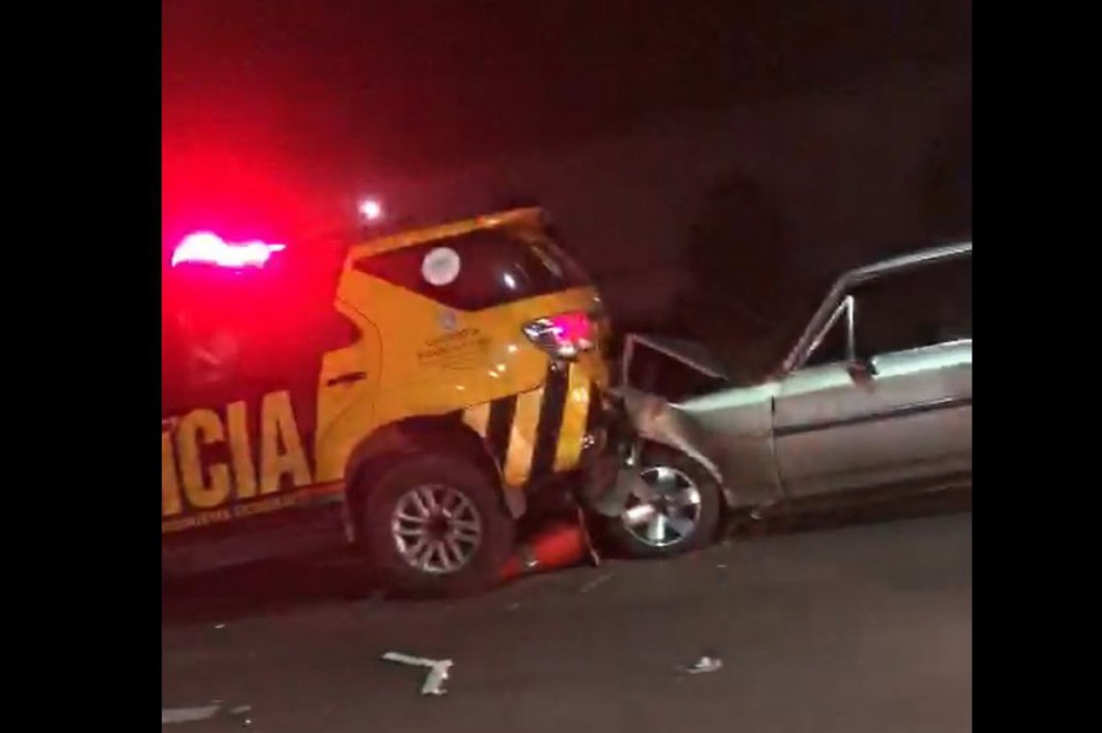 Motorista que colidiu contra viatura da polícia durante racha é