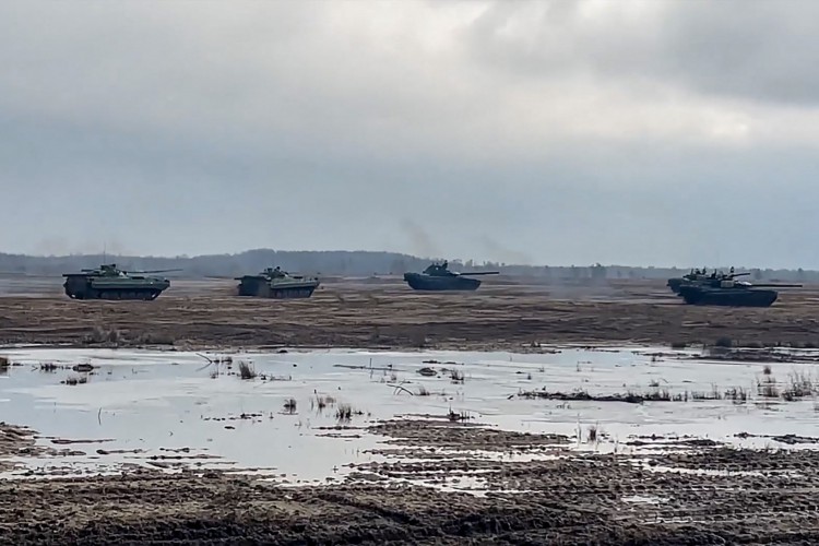 Esta captura de vídeo divulgada pelo Ministério da Defesa da Rússia mostra tanques durante exercícios conjuntos das forças armadas da Rússia e da Bielorrússia como parte de uma inspeção da Força de Resposta do Estado da União, em um campo de tiro na Bielorrússia
