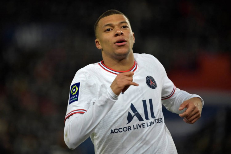 Mbappé estaria namorando a modelo trans Ines Rau