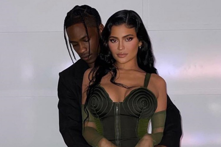 A influencer Kylie Jenner e seu marido, o cantor Travis Scott