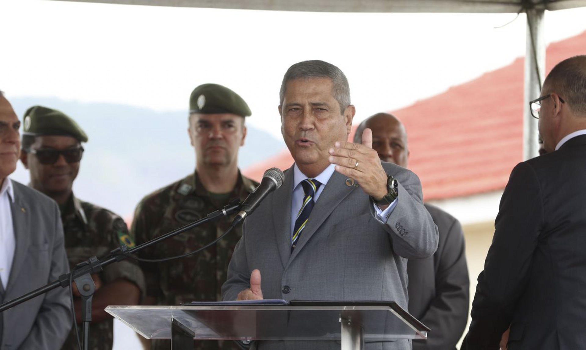 O ministro da Defesa, Walter Souza Braga Netto, durante solenidade de entrega do helicóptero AW119Kx, adquirido pelo Gabinete de Intervenção Federal no Estado do Rio de Janeiro (GIFRJ), para a secretaria de estado de Polícia Civil, no Forte de Copacabana. (Foto: Tânia Rêgo/Agência Brasil)