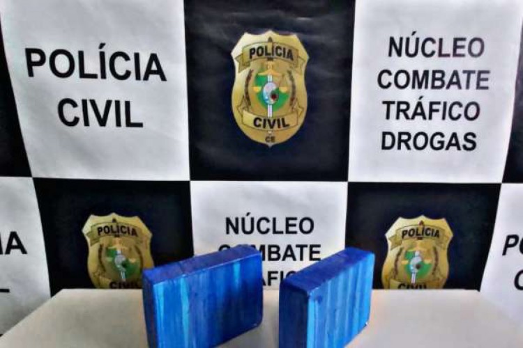 A Polícia Civil apreendeu dois quilos de cocaína divididos em dois tabeles 