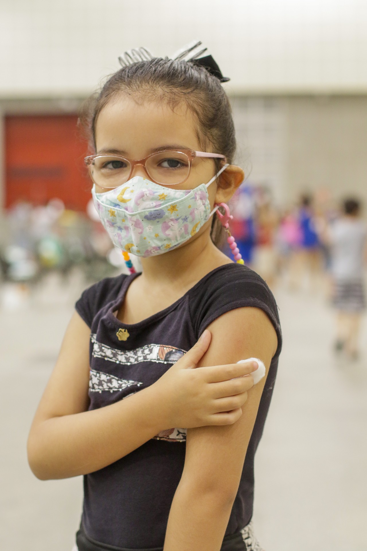 Maria Luiza Oliveira, 6 anos, disse que tomar a vacina é importante para que o coronavírus "saia da Terra logo".