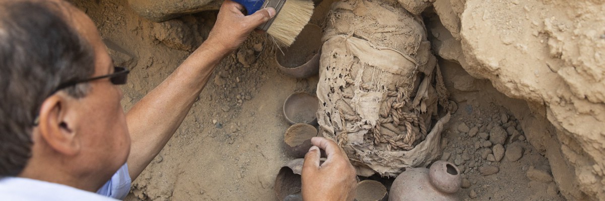 Um arqueólogo trabalha no sítio arqueológico de Cajamarquilla em 13 de fevereiro de 2022