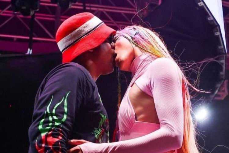 Pabllo Vittar e Márcio Victor se beijam em cima dos palcos