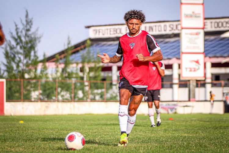 Valderrama foi um dos jogadores emprestados pelo Ferroviário ao Pouso Alegre 