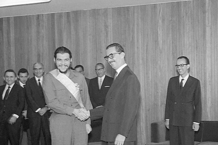 Presidente Jânio Quadros condecora Ernesto Guevara com a Ordem do Cruzeiro do Sul em 21 de agosto de 1961. Foto: Arquivo Nacional /Wikimedia Commons