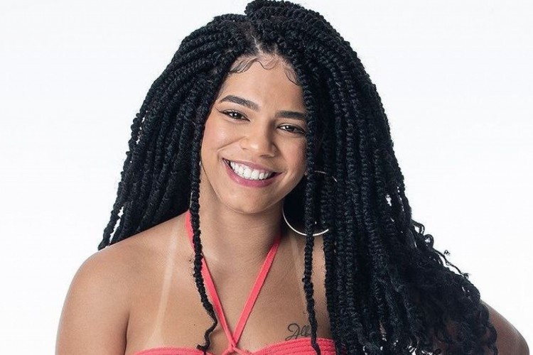 Maria com técnica de entrelace com fibras orgânicas para alongamento de cabelos. Cantora, compositora e atriz participou da 22ª edição do reality show Big Brother Brasil