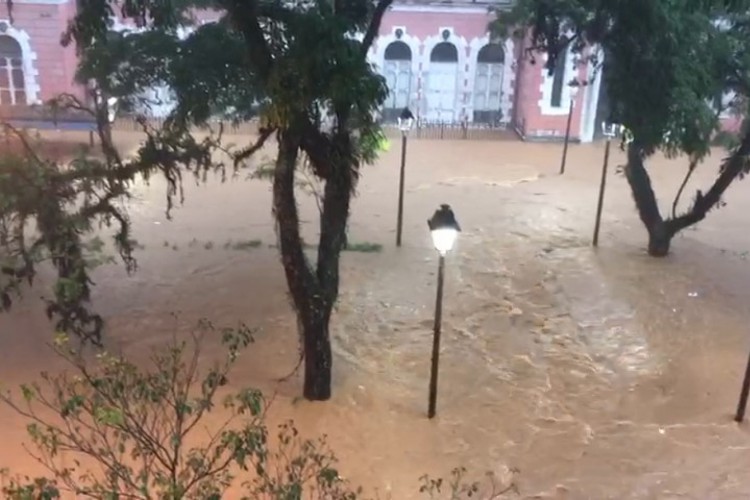 Algumas ruas da cidade foram totalmente tomadas pela água