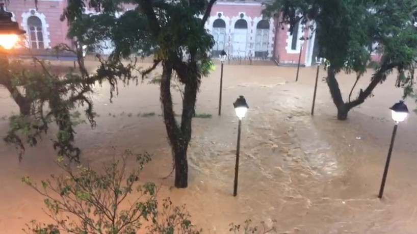 Algumas ruas da cidade foram totalmente tomadas pela água(foto: Via WhatsApp O POVO)