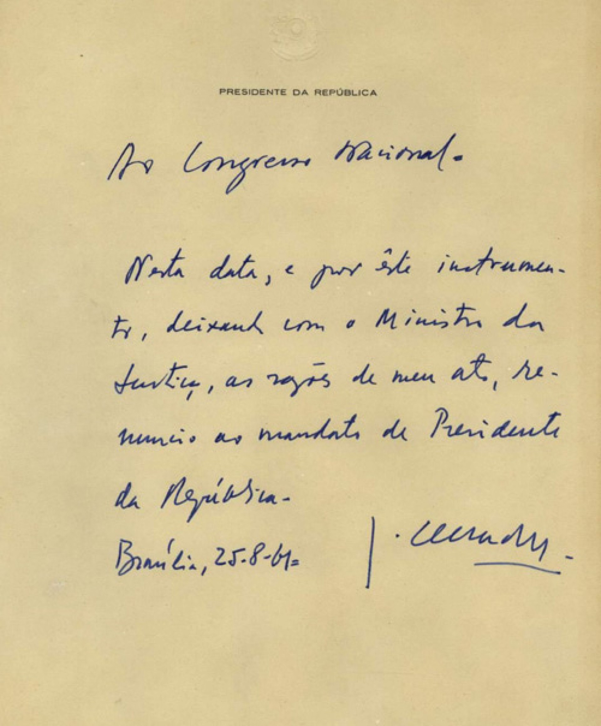 Num de seus costumeiros bilhetes, Jânio Quadros avisa ao Congresso Nacional sua decisão de renunciar à Presidência da República em 25 de agosto de 1961