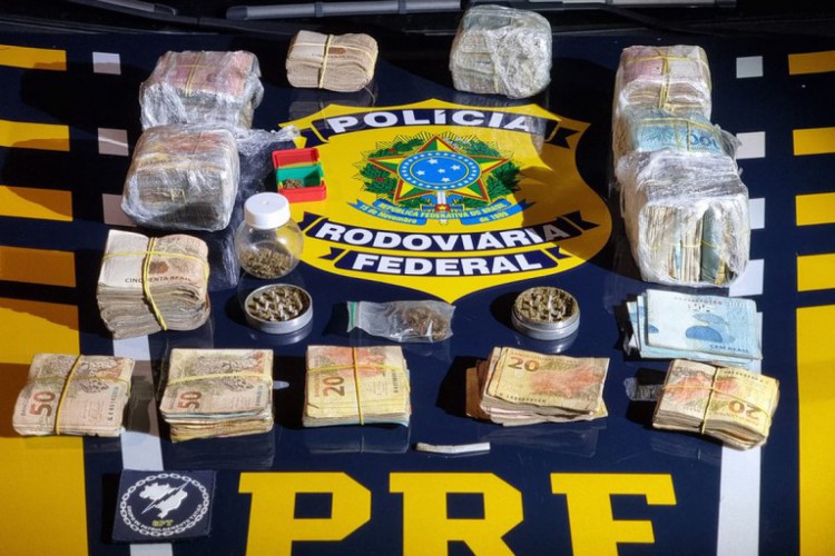 Polícia Rodoviária Federal apreende R$ 72 mil em espécie e 10g de maconha em veículo que transitava em Caucaia.