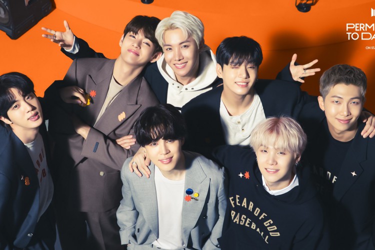 O grupo de k-pop BTS tem fãs dedicadas ao redor do mundo. A ONG Army Help The Planet atua no Brasil, lutando pelos direitos indígenas e pela participação dos jovens na política