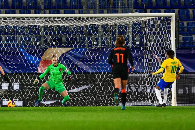 Marta marcou o gol de empate em pênalti aos 41 minutos