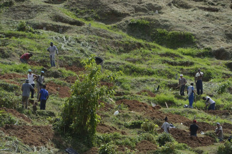 Petrópolis: cemitério improvisa covas para receber vítimas da chuva