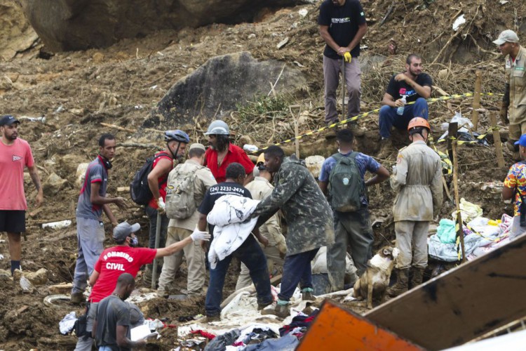 Bombeiros, moradores e voluntários  no local do deslizamento no Morro da Oficina, em Petrópolis