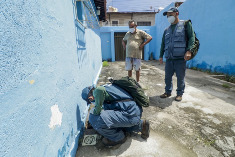 FORTALEZA, CE, BRASIL, 17.02.2022: Operação Inverno 2022 - Agente de Edemias na Vigilancia Ambiental visitam casas para eliminar focos da dengue (Foto:Thais Mesquita/OPOVO)