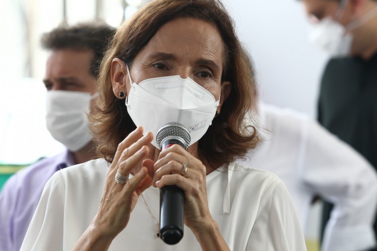 Izolda Cela, vice governadora, discursando. 