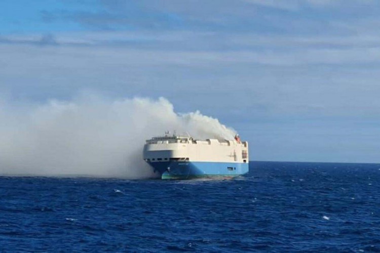 O navio cargueiro Felicity Ace pegou fogo em pleno oceano Atlântico