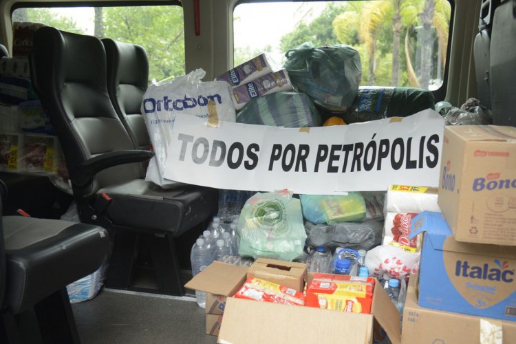 Voluntários se solidarizam e ajudam população de Petrópolis