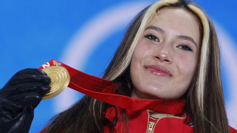 Aos 18 anos de idade, Eileen Gu se tornou a primeira atleta do esqui de estilo livre a conquistar três medalhas na mesma edição  