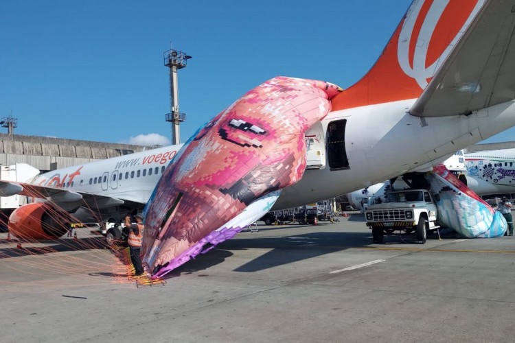 Balão com personagens do SBT cai em Boeing 737 da Gol, em Guarulhos.