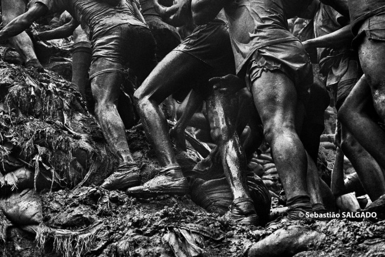 Exposição traz fotografias de Serra Pelada feitas por Sebastião Salgado