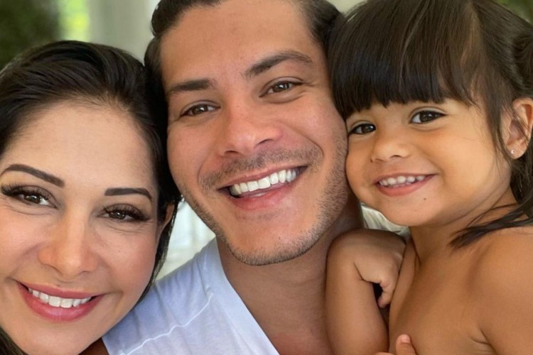 Arthur Aguiar, sua esposa Maíra Cardi e a filha do casal, Sophia