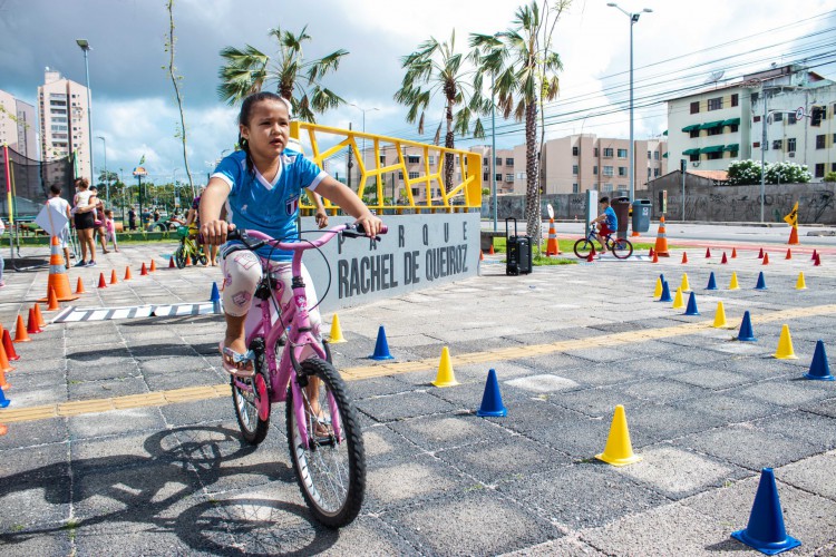 Diversas atividades de lazer, voltadas a adultos e crianças, são realizadas no Parque Rachel de Queiroz