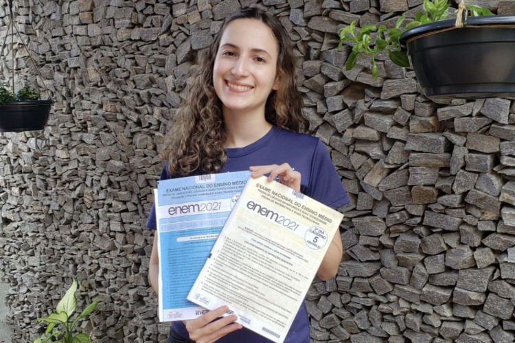 ￼ Cássia Caroline Aguiar, de 18 anos, estudante de Fortaleza tira nota máxima na redação do Enem 2021: 