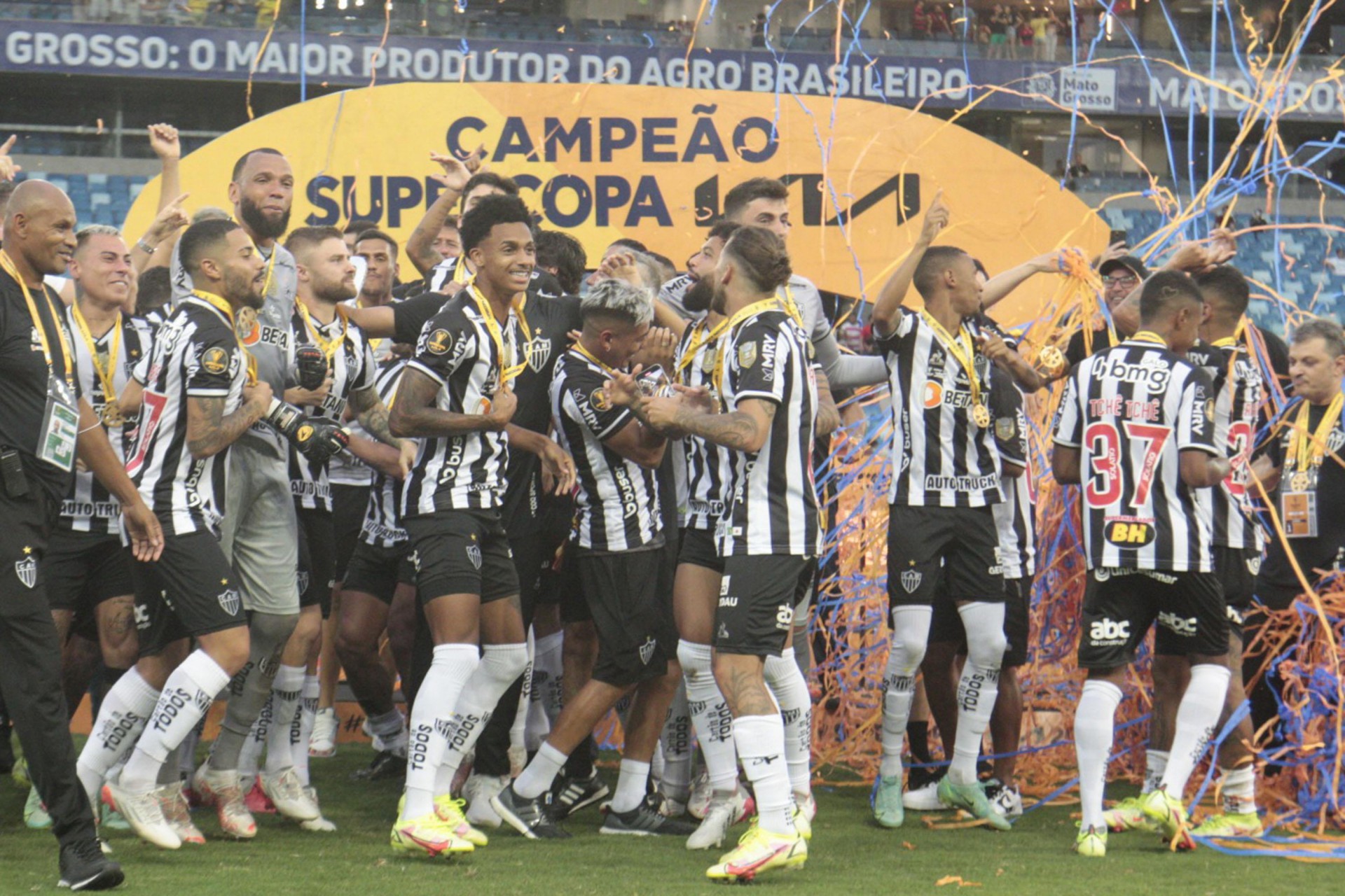 Nos pênaltis, Atlético bate o Flamengo e vence a Supercopa