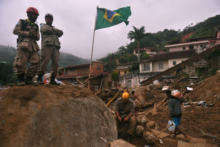 Bombeiros são vistos durante uma missão de resgate após um deslizamento de terra gigante no bairro de Caxambu, em Petrópolis, Brasil, em 19 de fevereiro de 2022. Um total de 136 corpos foram recuperados até o momento, segundo autoridades da defesa civil, na cidade turística normalmente cênica, cerca de 60 quilômetros (37 milhas) ao norte do Rio de Janeiro.
