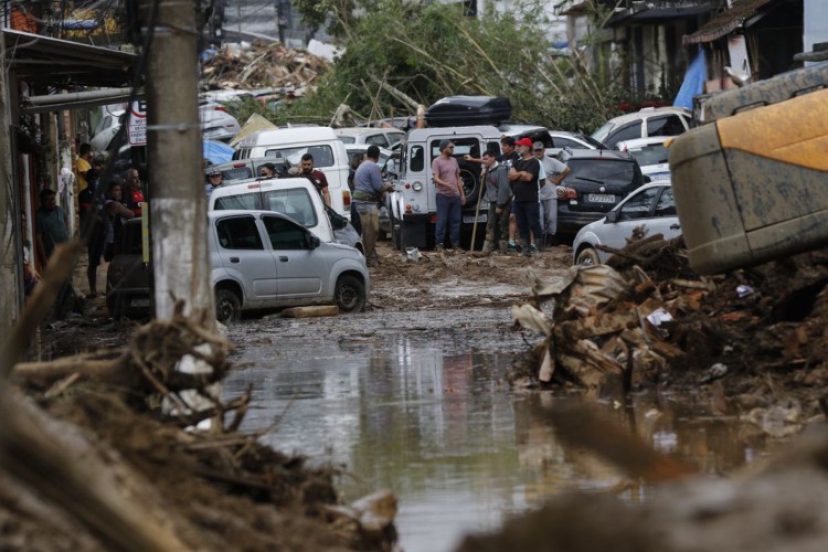 Petrópolis acelera serviços para encerrar limpeza até 6ªfeira