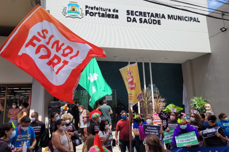 Representantes de sindicatos de trabalhadores da saúde se reúnem em frente da Secretaria de Saúde do Ceará em manifestação