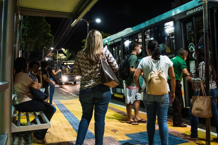 O uso de máscara segue obrigatório para quem utiliza transporte coletivo. 



