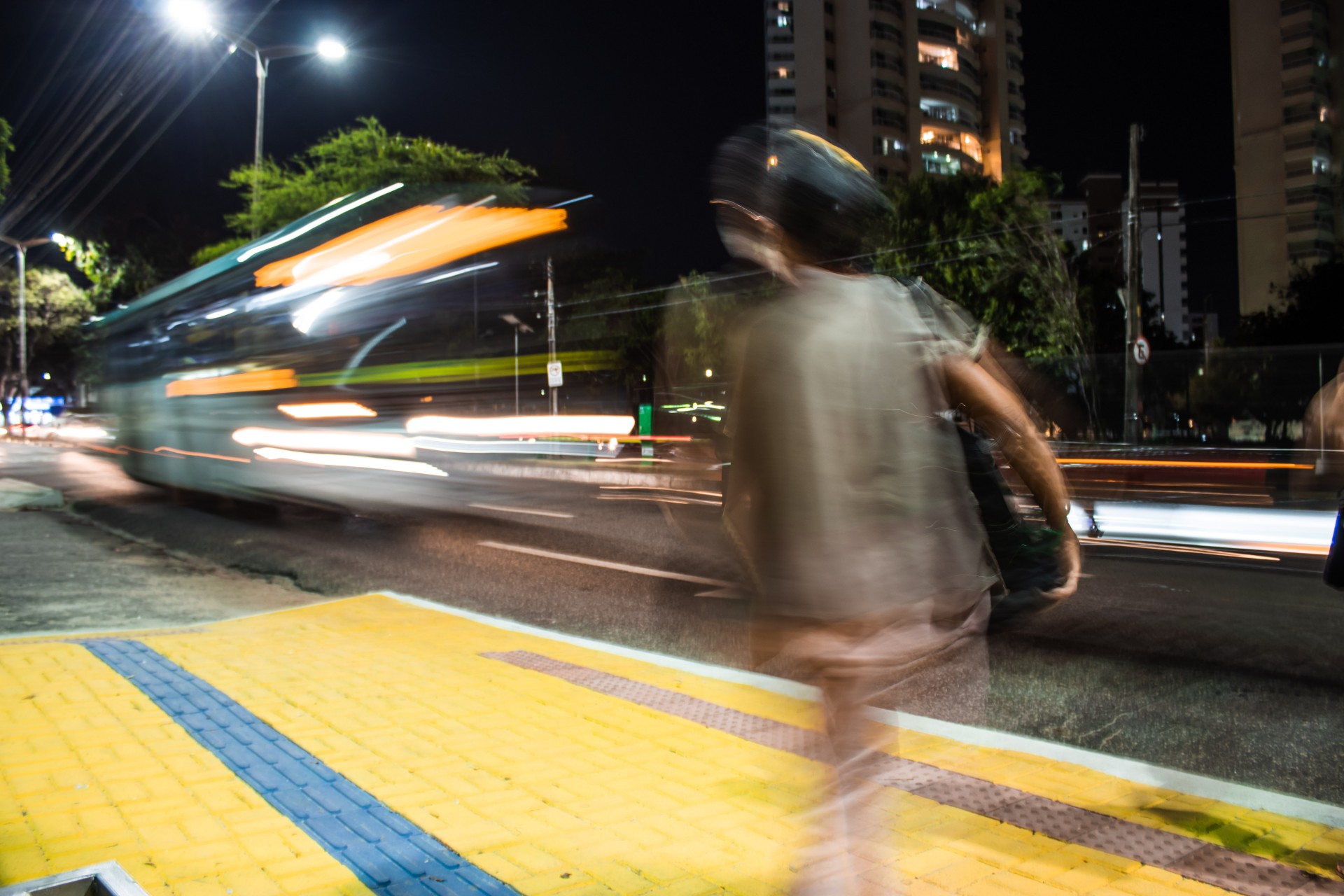 Implementação da Parada Segura, uma parada de ônibus com wifi livre, câmeras de monitoramento, mais pontos de iluminação e acessibilidade (Foto: FERNANDA BARROS)