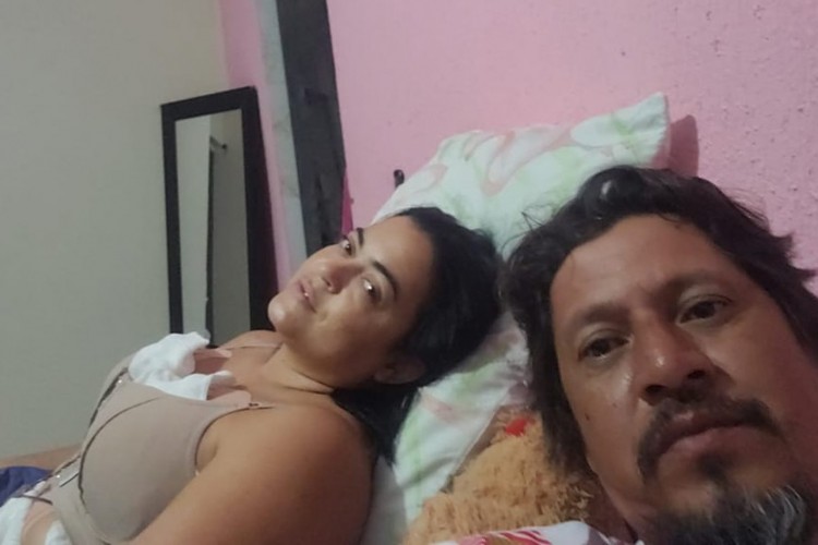 Amanda está em casa se recuperando da cirurgia. 