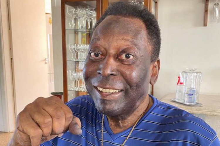 Pelé segue em tratamento de câncer de cólon