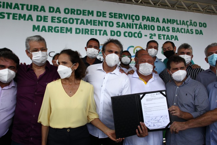 FORTALEZA,CE, BRASIL, 22.02.2022: Governador Camilo Santana e demais autoridades assinam ordem de serviço para ampliação do sistema de esgotamento sanitário de oito bairros de Fortaleza. Cajazeiras.  (Fotos: Fabio Lima/O POVO).