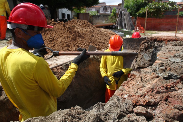 Homens trabalham na ampliação do sistema de esgotamento sanitário no bairro Cajazeiras